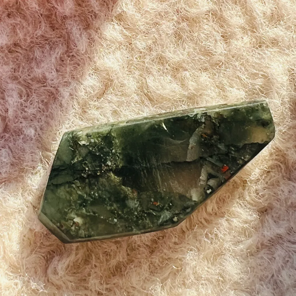Cabochon jáspis vérkő/seftonit m7