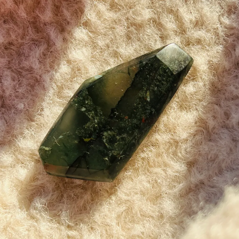 Cabochon jáspis vérkő/seftonit m7