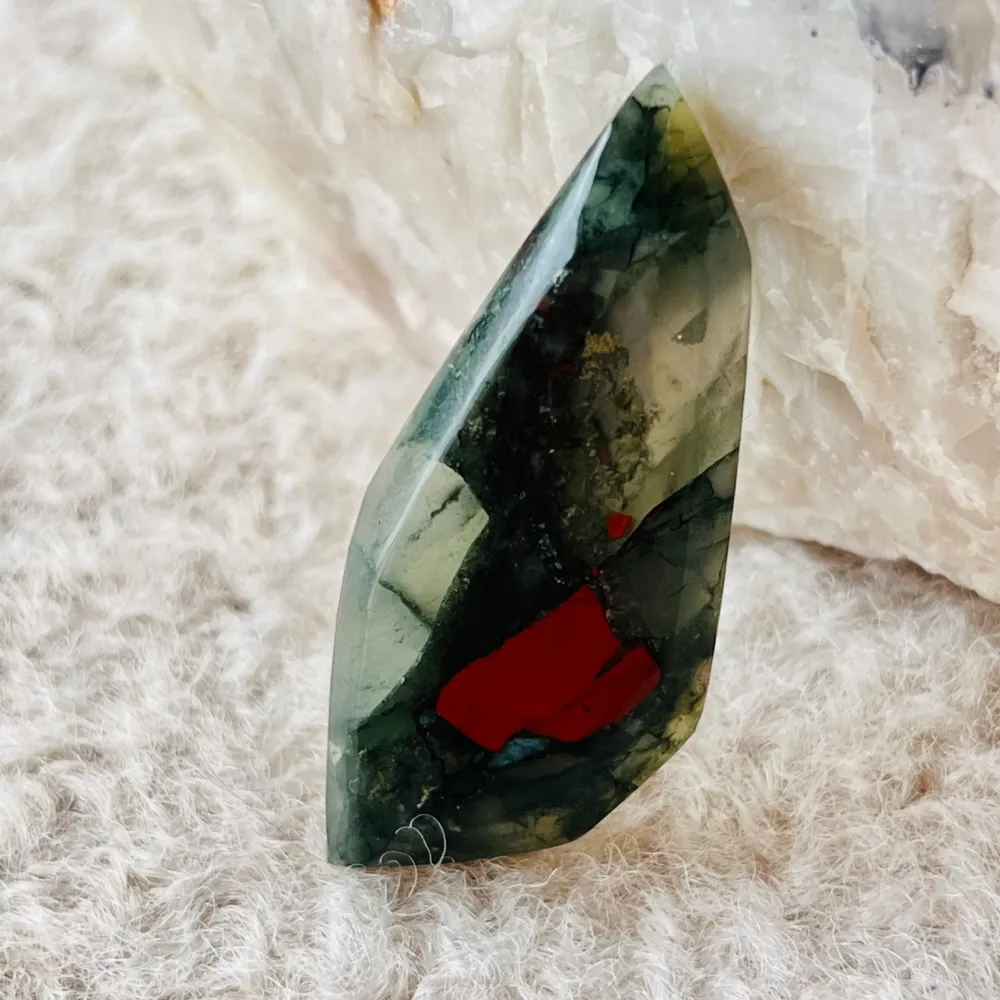 Cabochon jáspis vérkő/seftonit m9