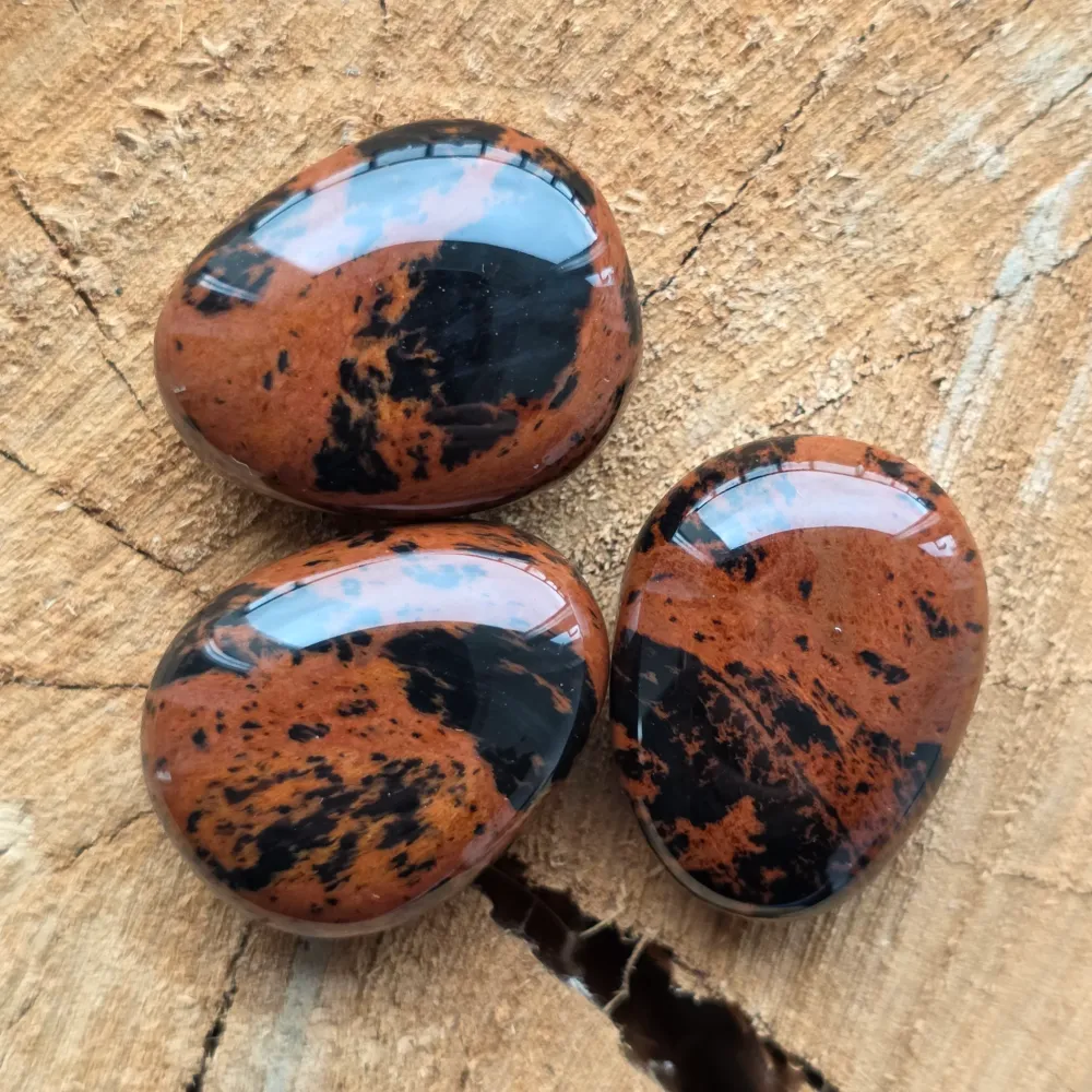 Mahagóni obszidián cabochon, csiszolt