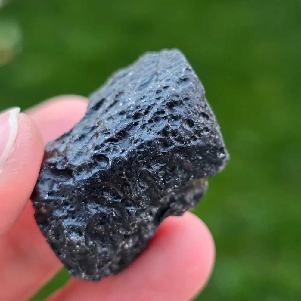 Fekete tektit, meteorit nyers kő, tektit m8