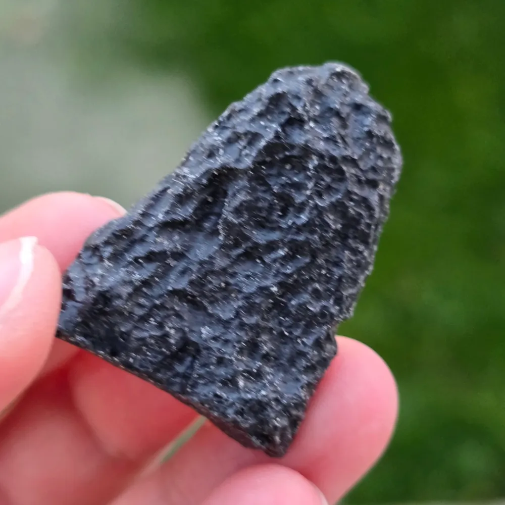 Fekete tektit, meteorit nyers kő, tektit m12