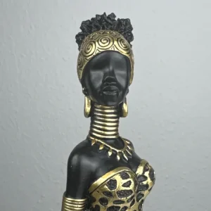 Afrikai Nő Szobra Elegáns Leopárdmintás Ruhában