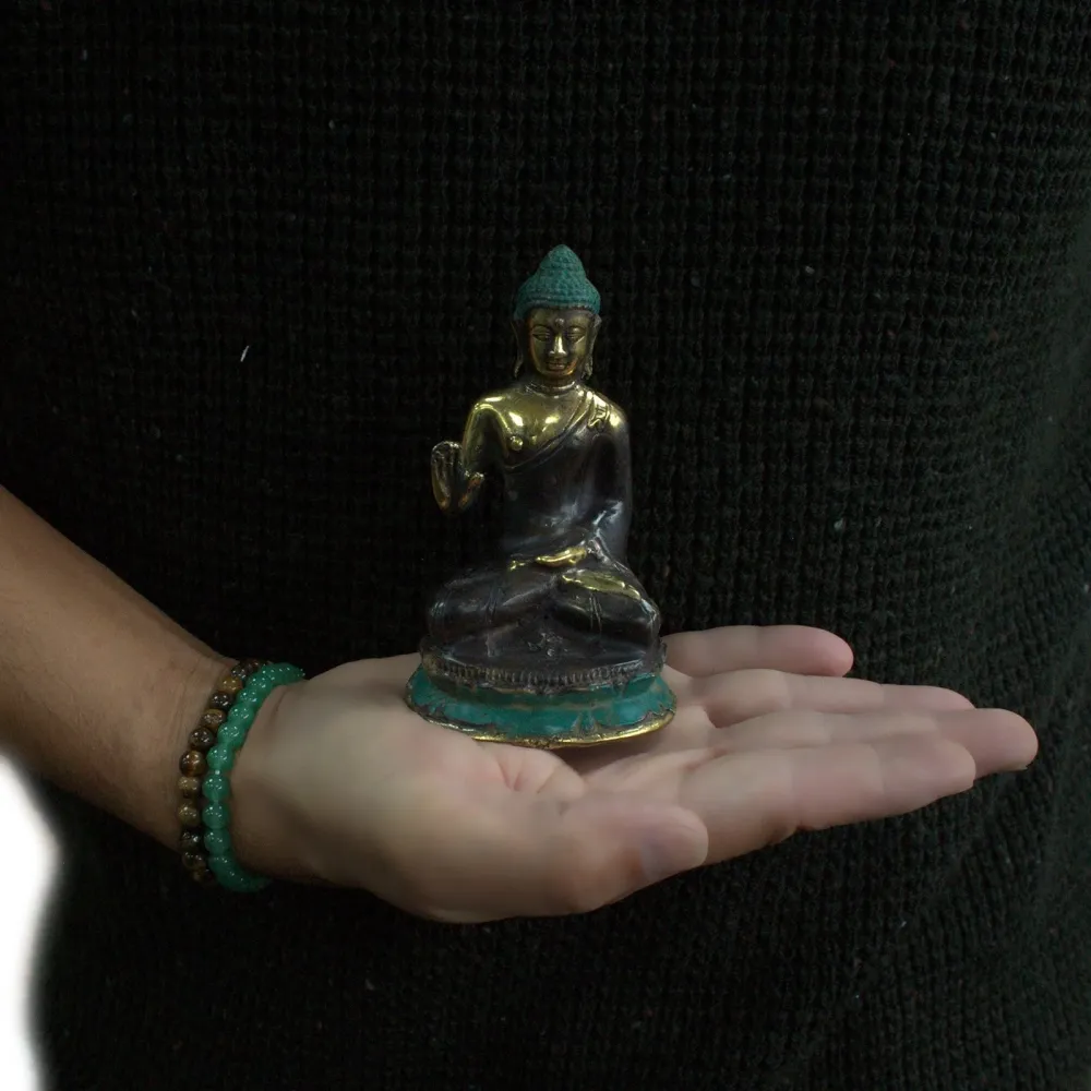 Réz ülő Buddha szobor felemelt kézzel