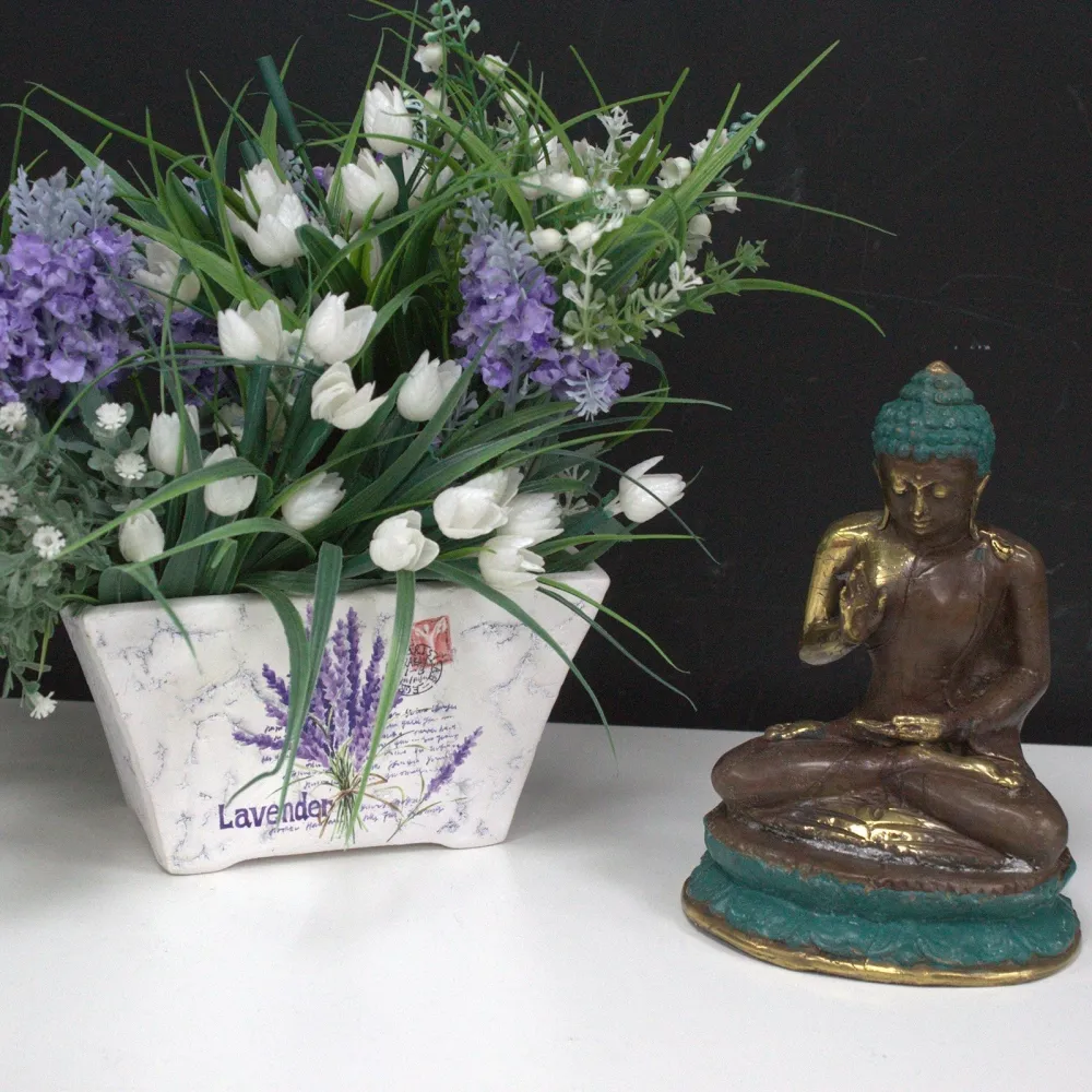 Réz ülő Buddha szobor felemelt kézzel