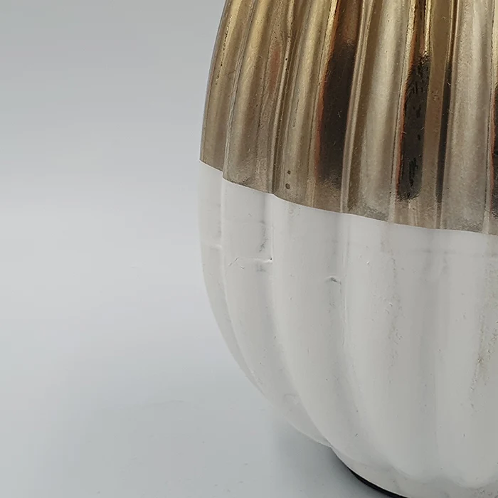 Evienne fehér–világos arany húsvéti tojás – 13 cm (álló, bordázott)