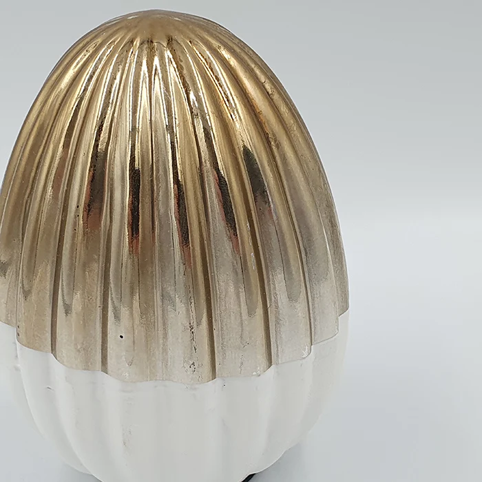 Evienne fehér–világos arany húsvéti tojás – 13 cm (álló, bordázott)