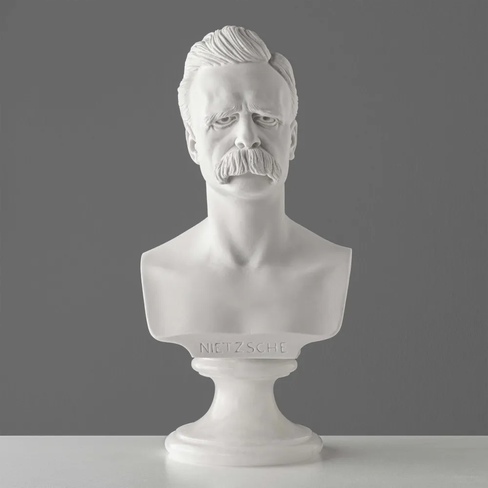 Friedrich Nietzsche mellszobor — az egzisztencializmus megújítója