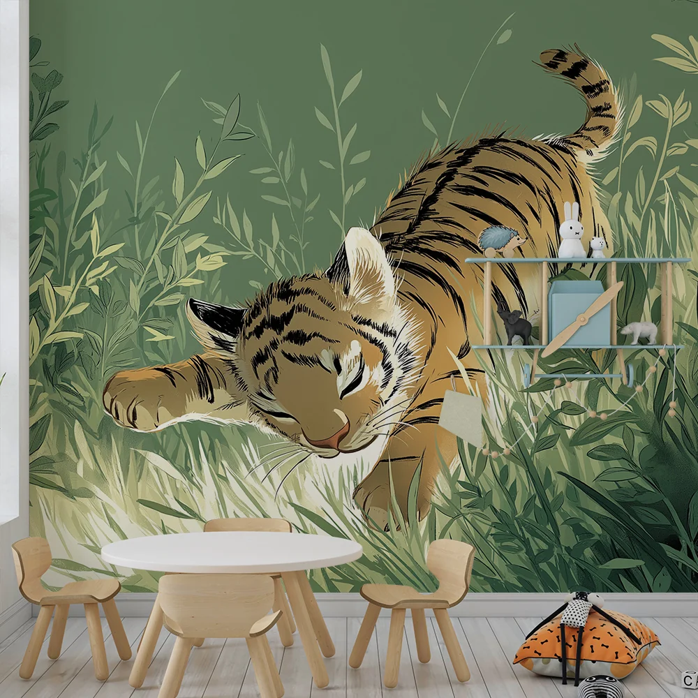 Gyermekszoba tapéta | Kis tigris játszik zöld dzsungelben