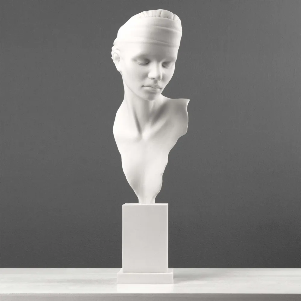 Harmónia Mellszobor – Fiatal hölgy modern ábrázolása