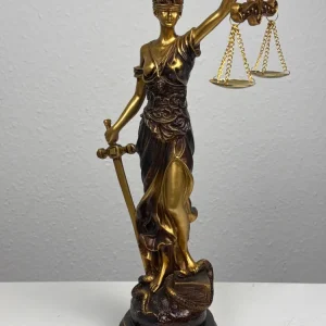 Justitia Szobor – Törvény és Igazságosság Jelképe (Antikolt bronz hatású)