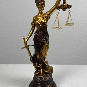Justitia Szobor – Törvény és Igazságosság Jelképe (Kicsi, antikolt bronz hatású)