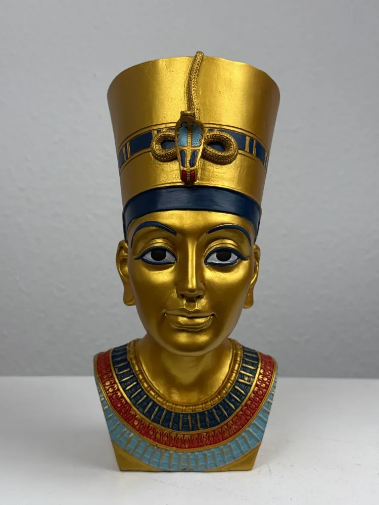 Nefertiti Mellszobor – Nílus Királynője