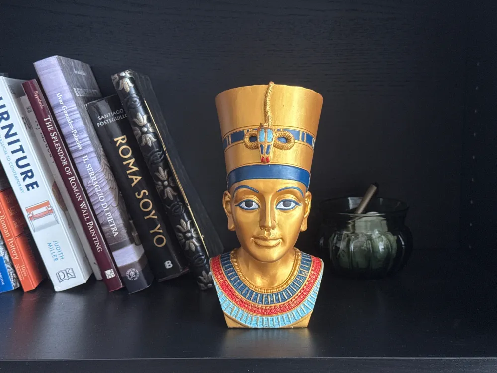 Nefertiti Mellszobor – Nílus Királynője