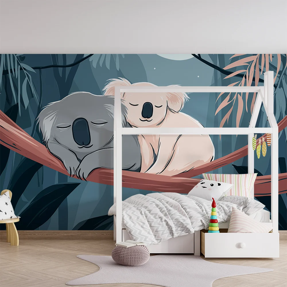 Nursery room wallpaper | Két alvó koala egy ágon egy nyugtató dzsungelben