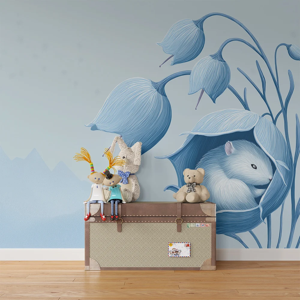 Nursery room wallpaper | Gyengéd egér egy nyugtató kék virágon háttérrel