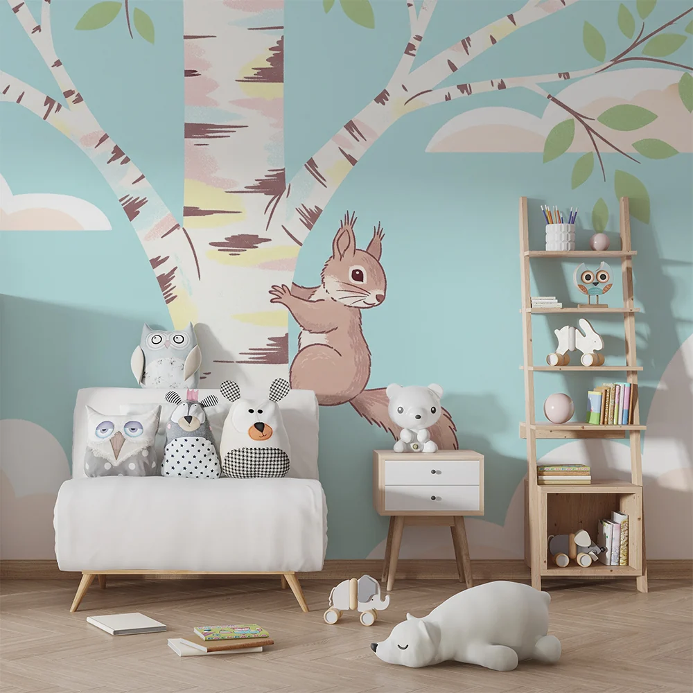 Papel de parede quarto bebê | Játékos mókus egy fa tetején kék égbolt és puha felhők között