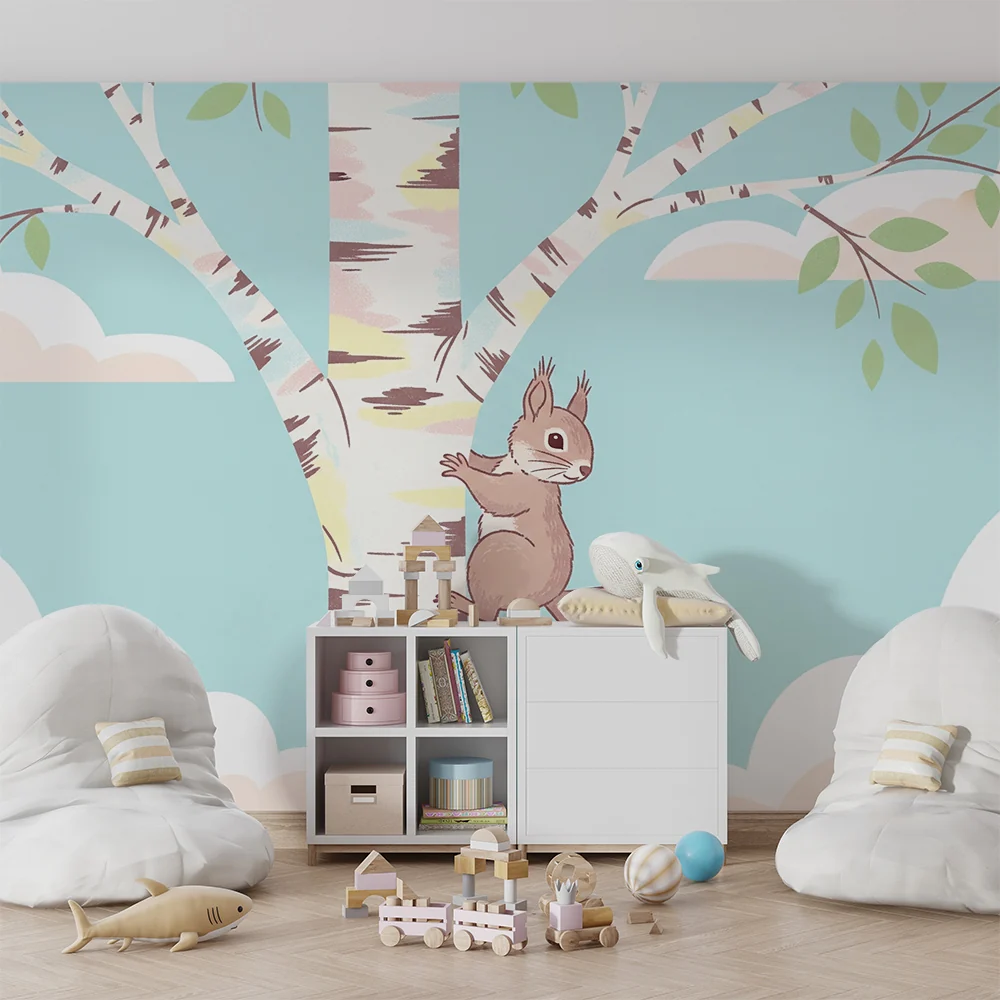 Papel de parede quarto bebê | Játékos mókus egy fa tetején kék égbolt és puha felhők között