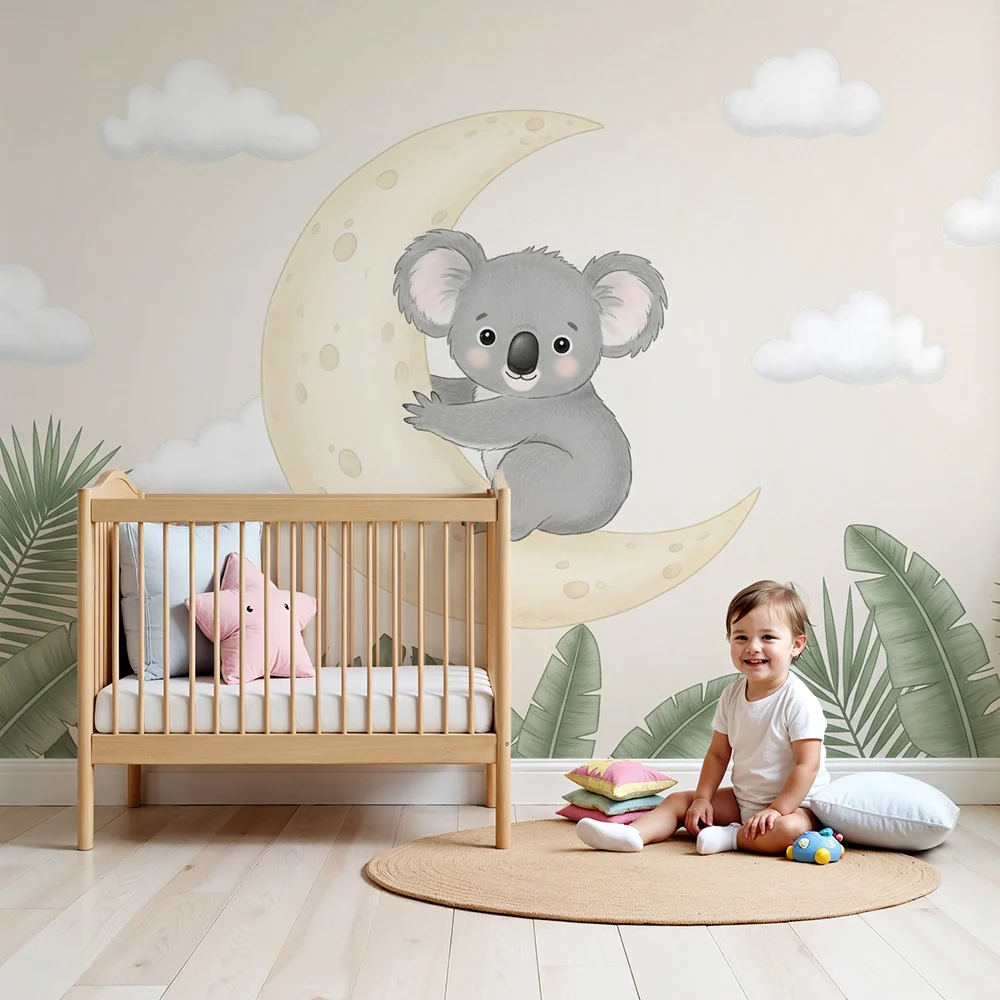 Papel de parede quarto bebê | Koala holdon és trópusi lomb között