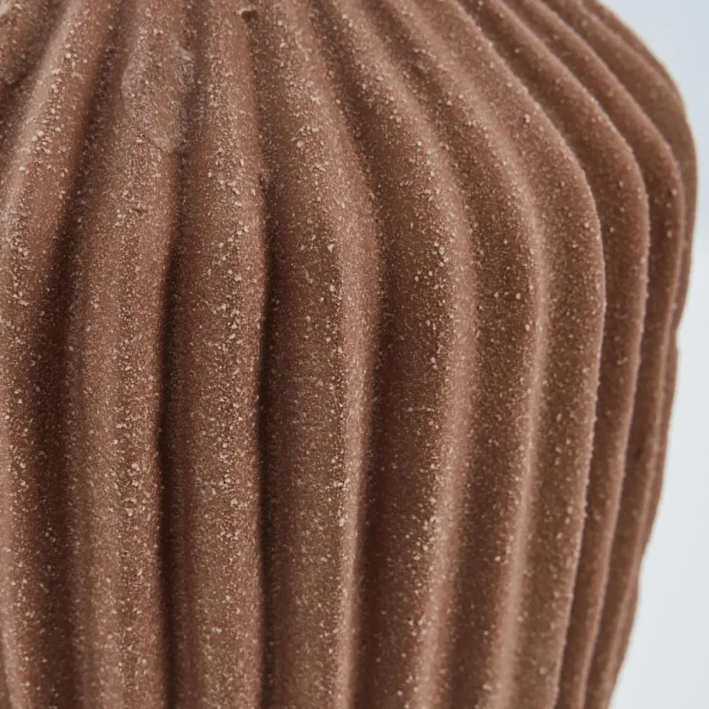 Susia antik barna kerámia váza – 26,5 cm (bordázott felülettel)