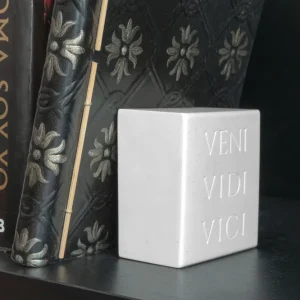 Veni Vidi Vici Könyvtámasz – Római Feliratos Szobor