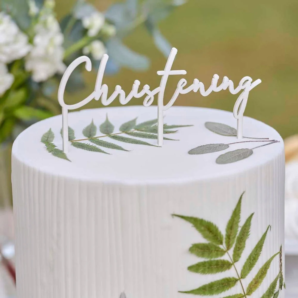Gingerray torta tetején fehér fa keresztelő