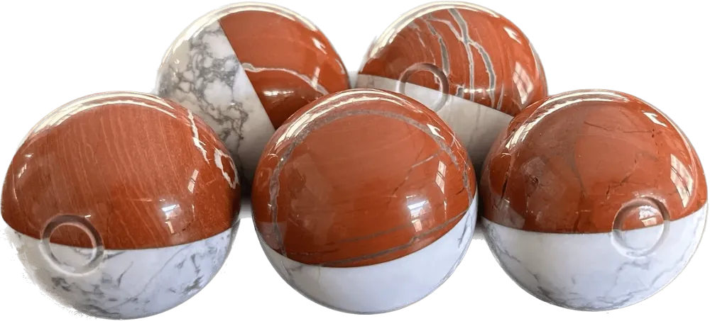 Poké Ball természetes vörös jáspisból és howlit kőből
