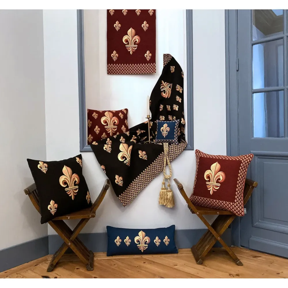 Piros párnahuzat, öt arany liliommal (fleur-de-lis) (jacquard szövés)