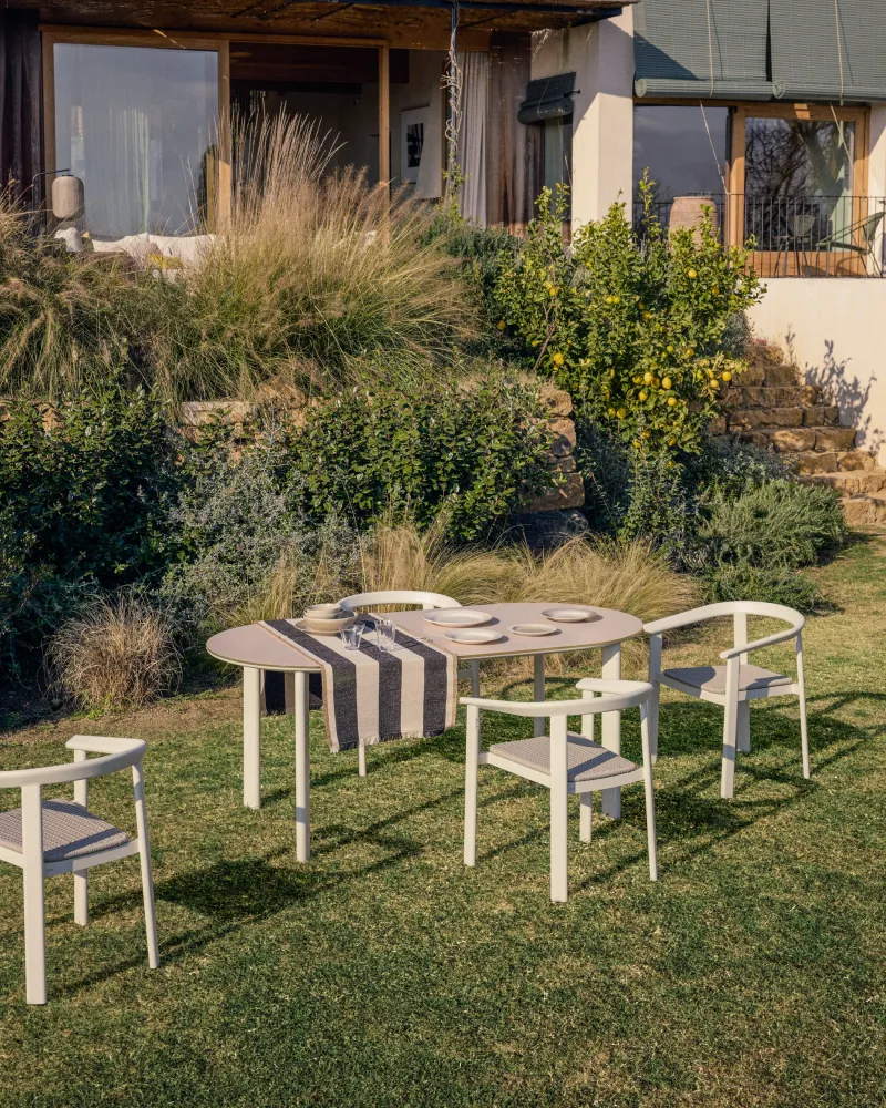 Erice ovális asztal alumíniumból és ecru edzett üvegből 230 x 100 cm