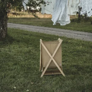 Sárga, pöttyös szennyestartó