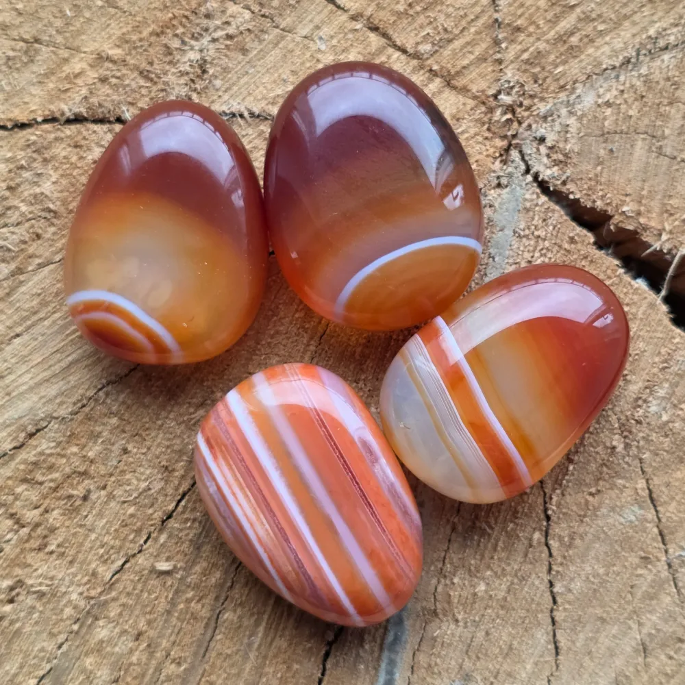Csíkos carnelian kabochon, csiszolt