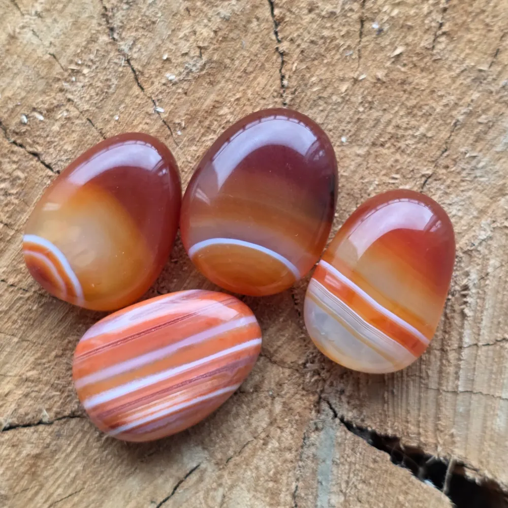 Csíkos carnelian kabochon, csiszolt