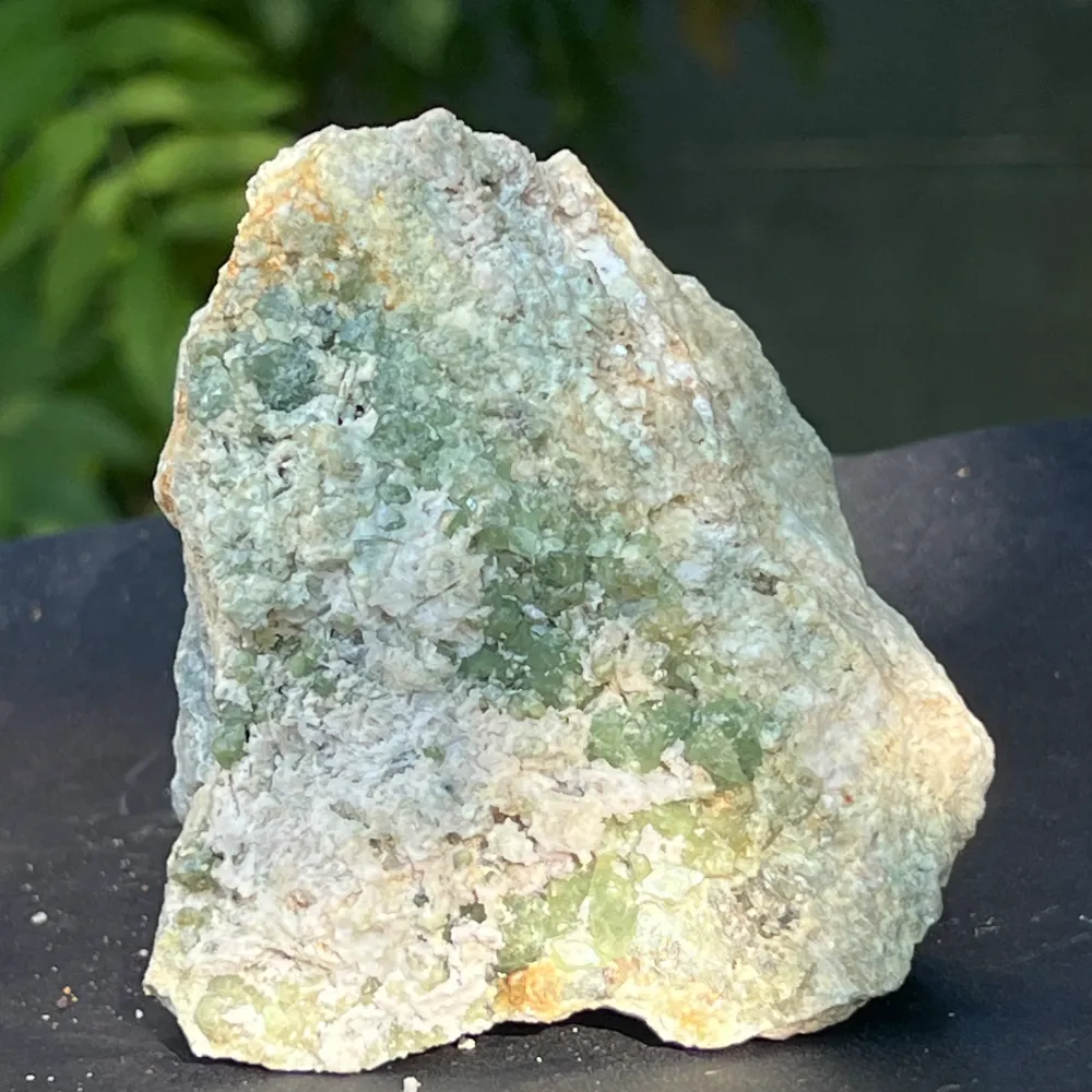 Zöld Demantoid gránát klaszter mátrixon – nyers példány Erongóból, Namíbia | Modell 11
