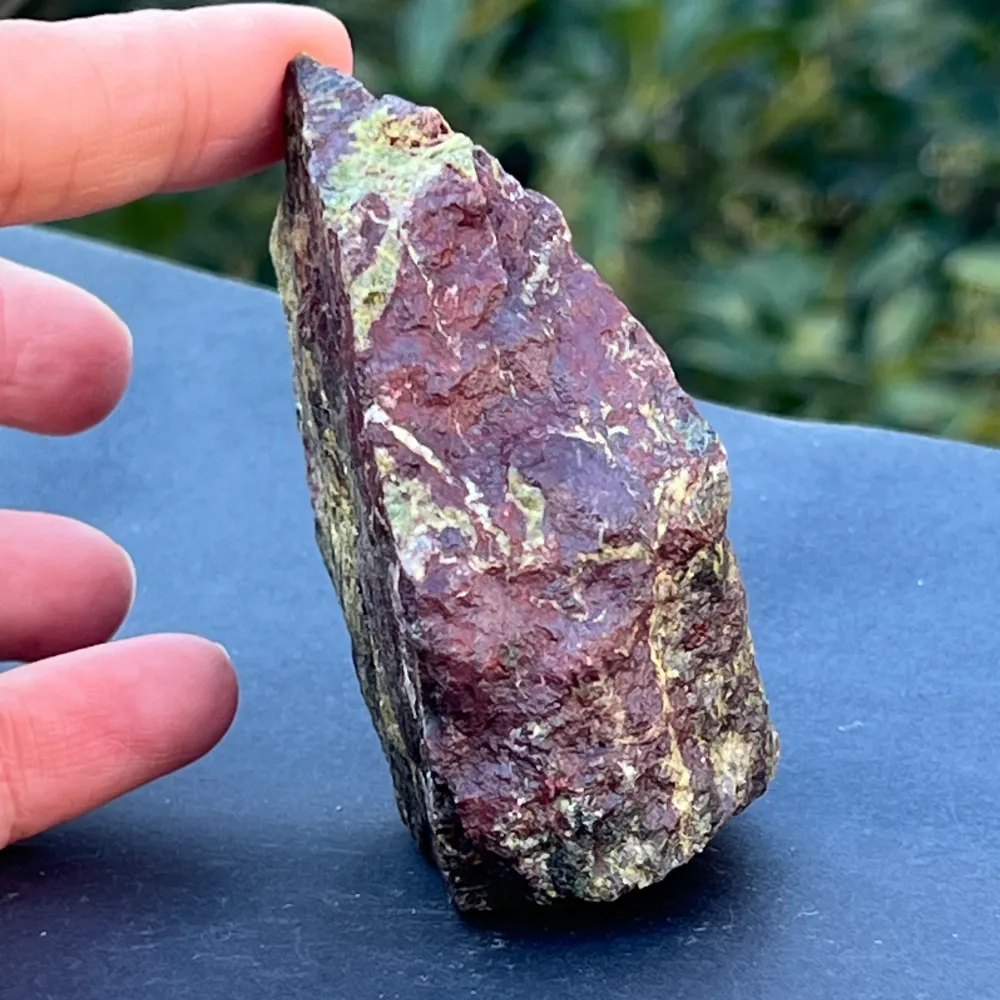 Sárkányvér Kő (epidot & piedmontite) durva kő m11