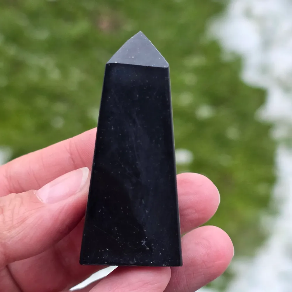 Fekete onyx obeliszk modell 1