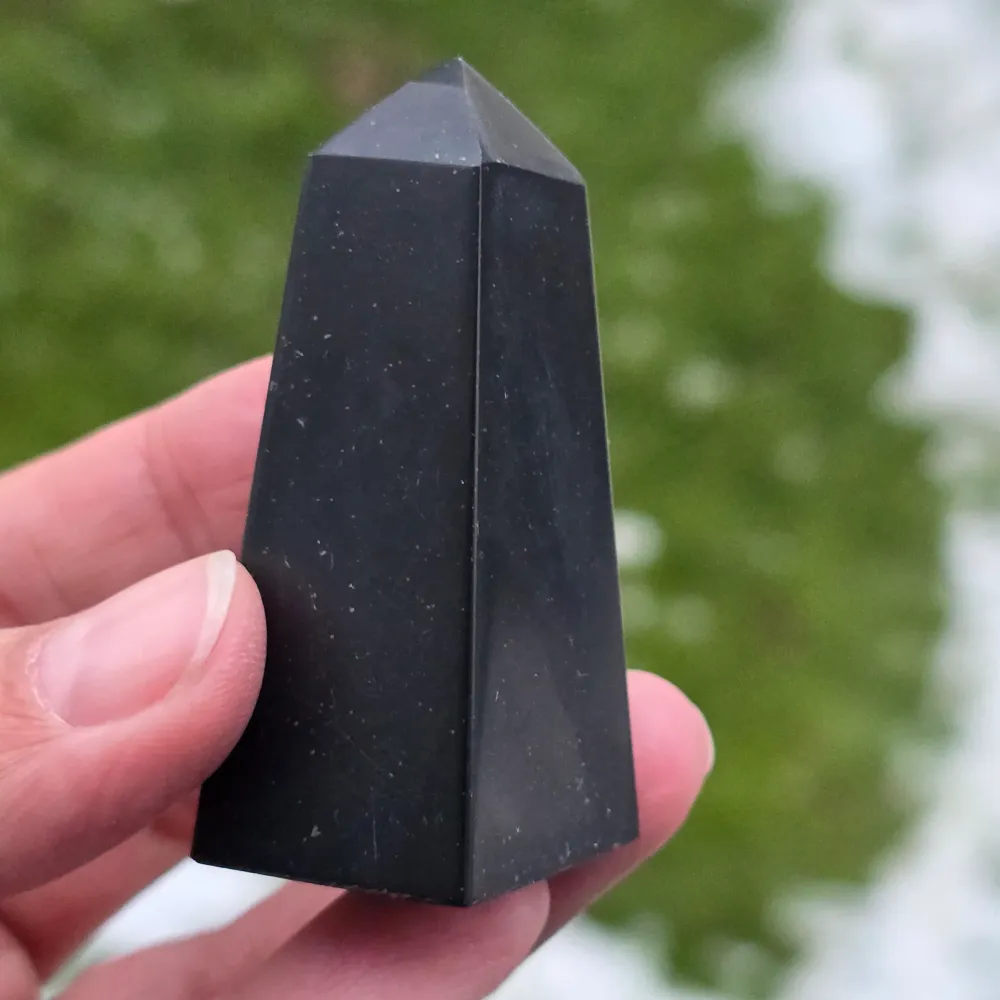 Fekete onyx obeliszk modell 1