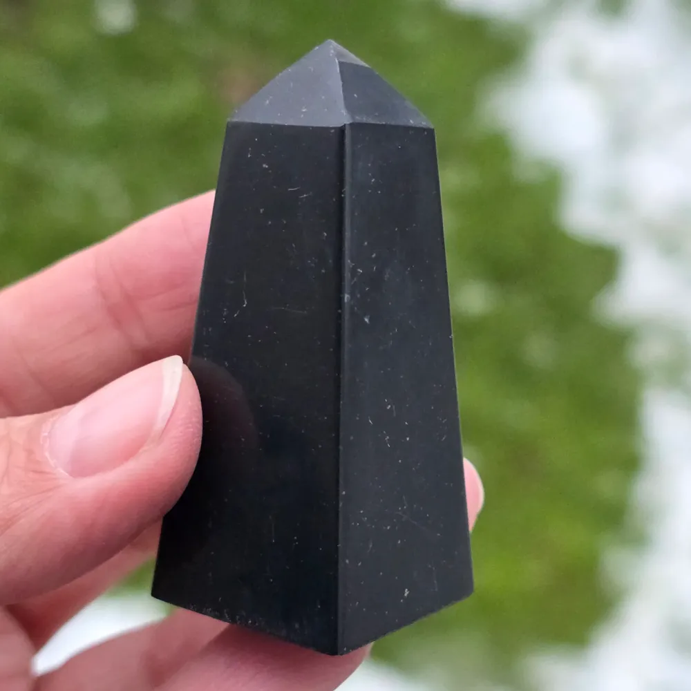 Fekete onyx obeliszk modell 1