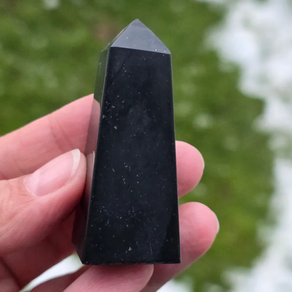 Fekete onyx obeliszk modell 1
