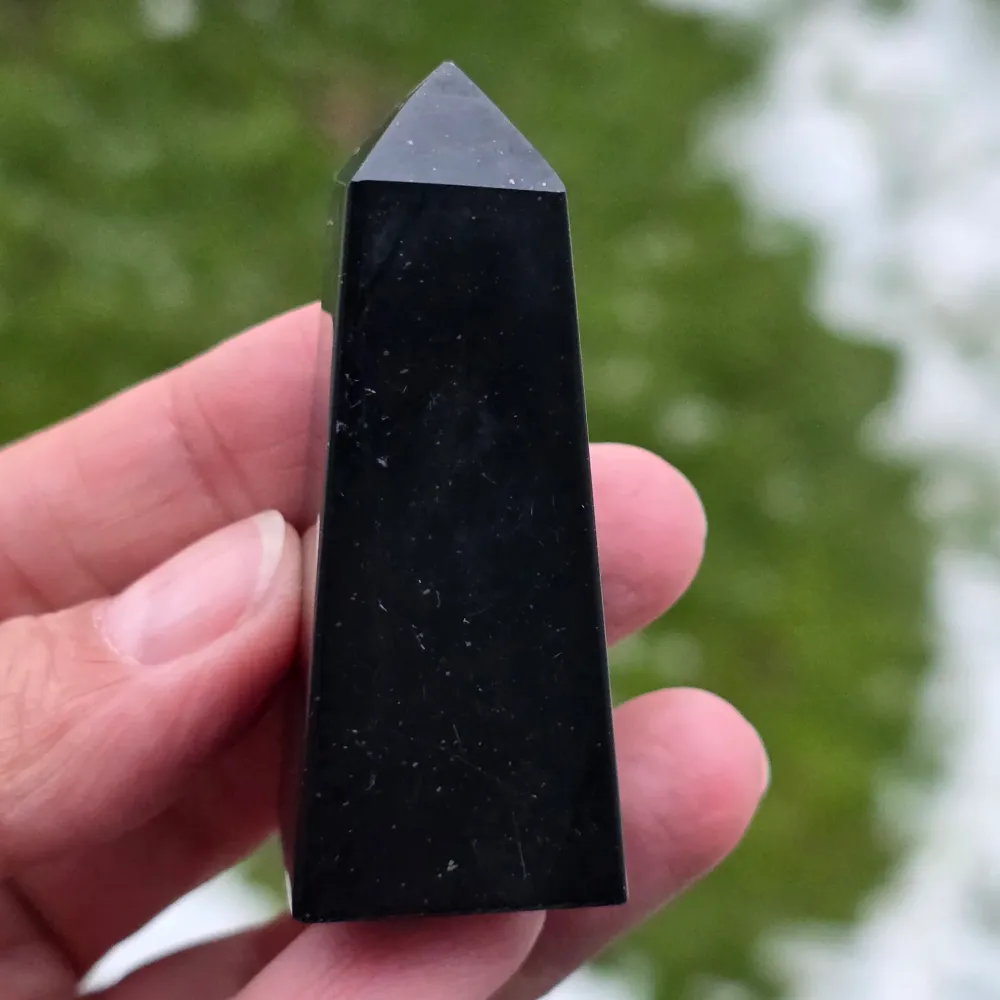 Fekete onyx obeliszk modell 1