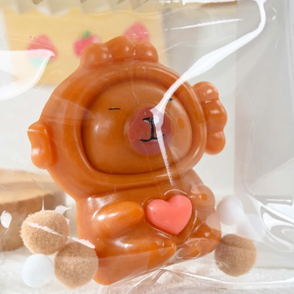 Vivimall Stresszoldó Squishy Játék, Lassú Visszatérésű, Kapibara Szívvel Mintás, 7.5cmx6.5 cm, TPR Anyagból, Átlátszó Csom...