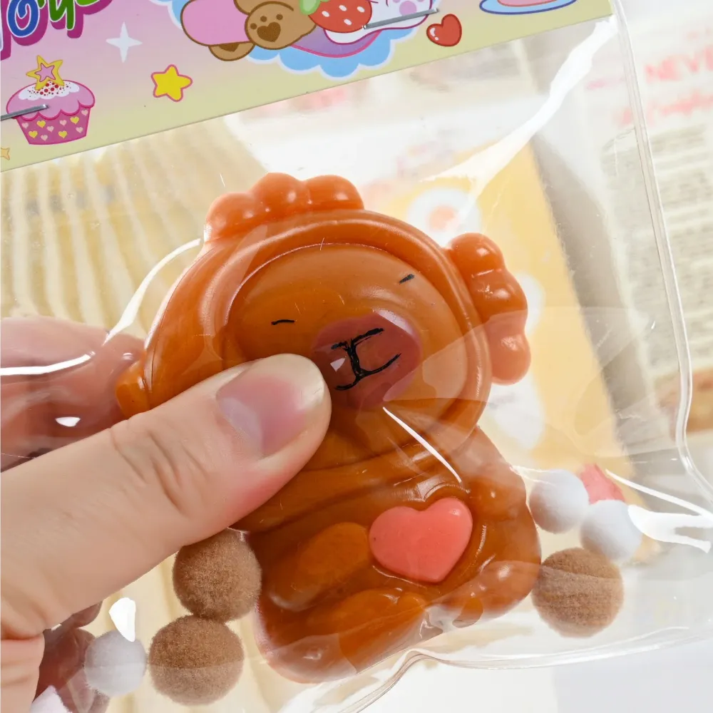 Vivimall Stresszoldó Squishy Játék, Lassú Visszatérésű, Kapibara Szívvel Mintás, 7.5cmx6.5 cm, TPR Anyagból, Átlátszó Csom...