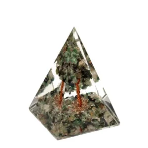 4 cm-es smaragd piramis gyantában