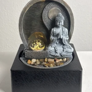 Meditáló Buddha Szökőkút – Zen Nyugalom Fénnyel és Vízzel